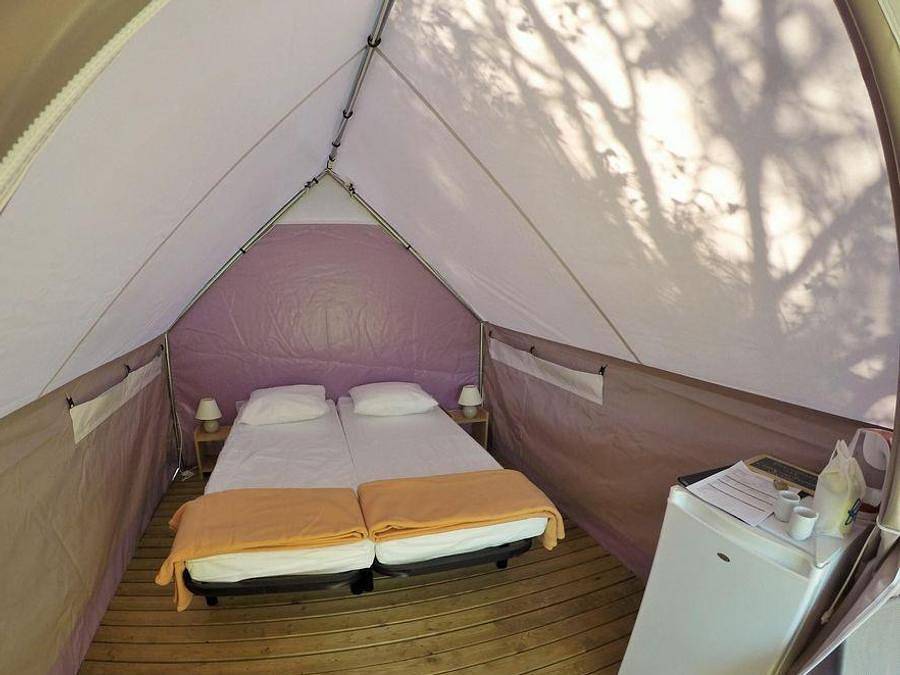 Flower Camping Provence Vallée - Tente en toile et en bois 4 personnes - Canada Treck 12m² 1 chambre (sans sanitaires) in Manosque, Parc naturel régional du Luberon