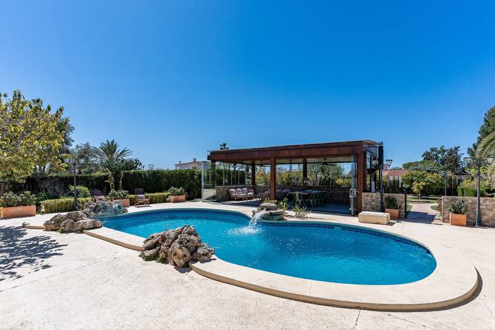 Apartamento entero, Spacious Villa with Pool, BBQ Terrace & En-Suite Bedrooms by Can Panxo in Es Garrovers, Marrachí