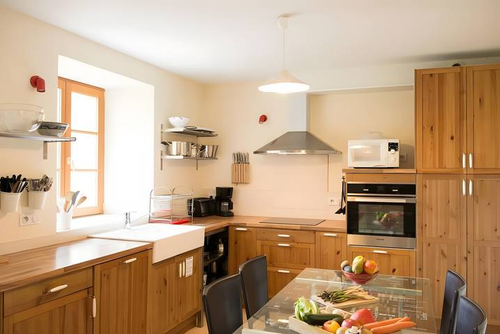Gîte Au Bonheur Des Retrouvailles : piscine privée, terrasse, Wi-Fi, 12-15 pers. in Denonville, Région de Chartres