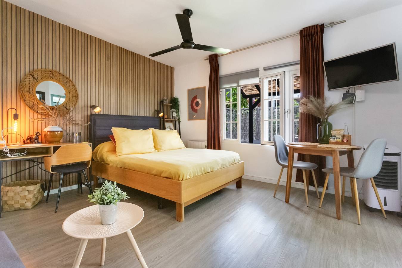 Entire apartment, Vacation Apartment 'Estudio Universidad En La Laguna' with Terrace, Shared Garden and Wi-Fi in MacKay (Canary Islands), San Cristóbal de La Laguna