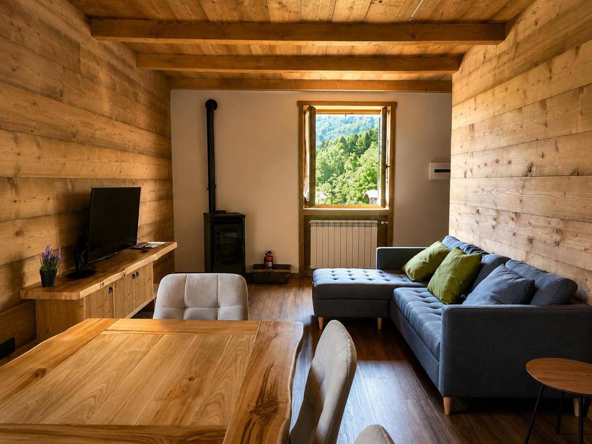 Skywood Chalet, Panoramic Mountain and Lake Views in Mello, Alpes de la Bernina