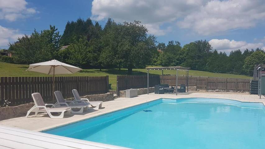 Location de vacances pour 10 personnes, avec Terrasse ainsi que Jardin et Piscine à Piégut-Pluviers