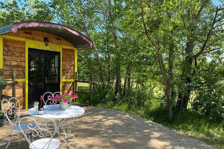 Camping pour 3 personnes, avec piscine et terrasse, animaux acceptés dans Allier