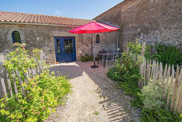 Gîte pour 4 personnes, avec piscine et terrasse