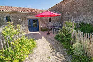 Gîte pour 4 personnes, avec terrasse et piscine à Les Herbiers
