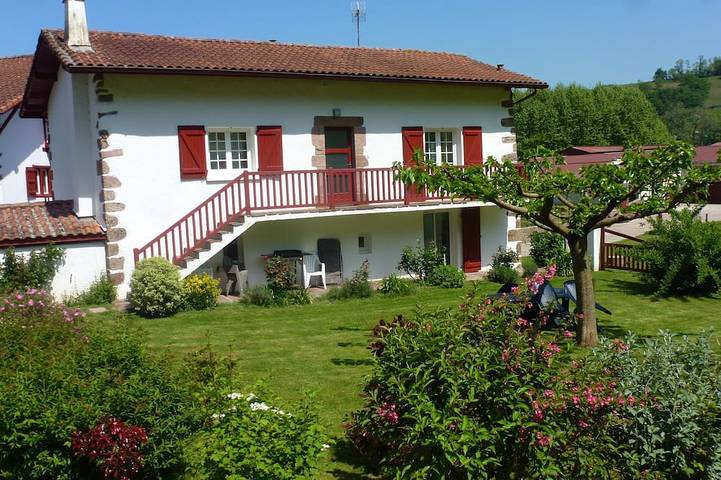 Gîte pour 8 personnes, avec balcon et jardin à Bidarray