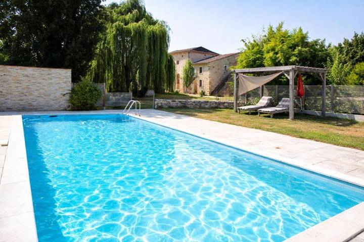 Gîte pour 2 personnes, avec piscine ainsi que vue et jardin, animaux acceptés à Saint-Quentin-de-Caplong