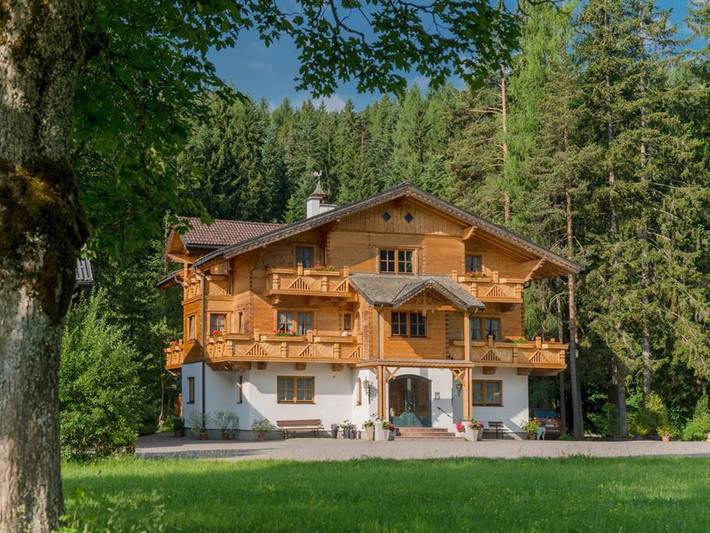 Ferienwohnung für 4 Personen, mit Balkon und Terrasse sowie Garten und Pool in Ramsau am Dachstein