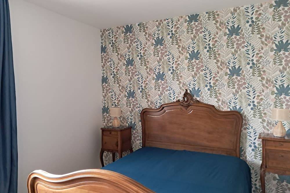 Le Refuge du Drapeau. Rated 3*. House with courtyard and garage, sleeps 8. in Dijon, Dijon region