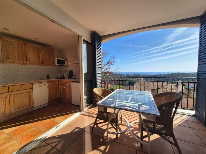 Gîte pour 4 personnes, avec vue ainsi que terrasse et piscine dans Golf De Fregate - 2