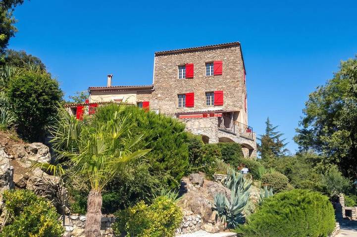 Location de vacances pour 9 personnes, avec Terrasse ainsi que Jardin et Piscine à Saint-Julien-de-la-Nef