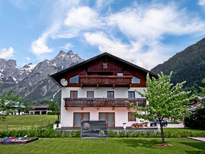 Ferienwohnung für 4 Personen, mit Balkon und Garten sowie Sauna und Ausblick in Tennengau