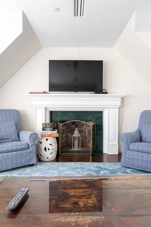 Ganze Wohnung, Geräumige 1-Zimmer-Wohnung. Wasserblick. 3 Minuten zu Fuß zum Hafen und Geschäften. in Camden (ME), Knox County (Maine)