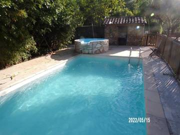 Gîte pour 12 personnes, avec piscine ainsi que jacuzzi et jardin à Les Mages