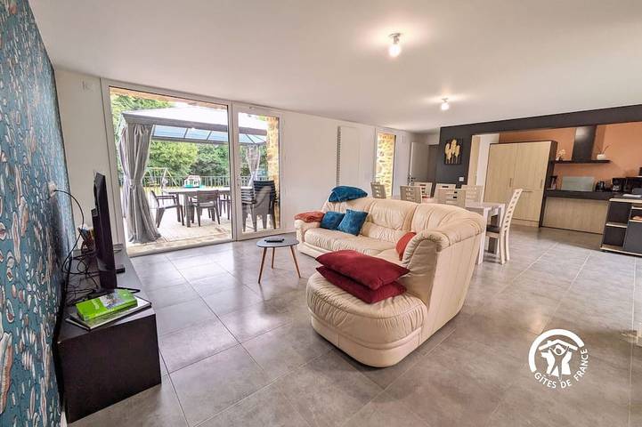 Gîte pour 6 personnes, avec Terrasse ainsi que Jardin et Piscine à Andouillé