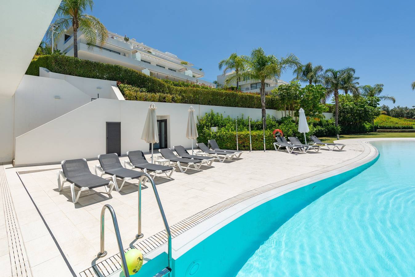 Entire apartment, Apartment 'Cataleya 9 Duplex' with Mountain View, Wi-Fi and Air Conditioning in Urbanizacion cataleya, Estepona