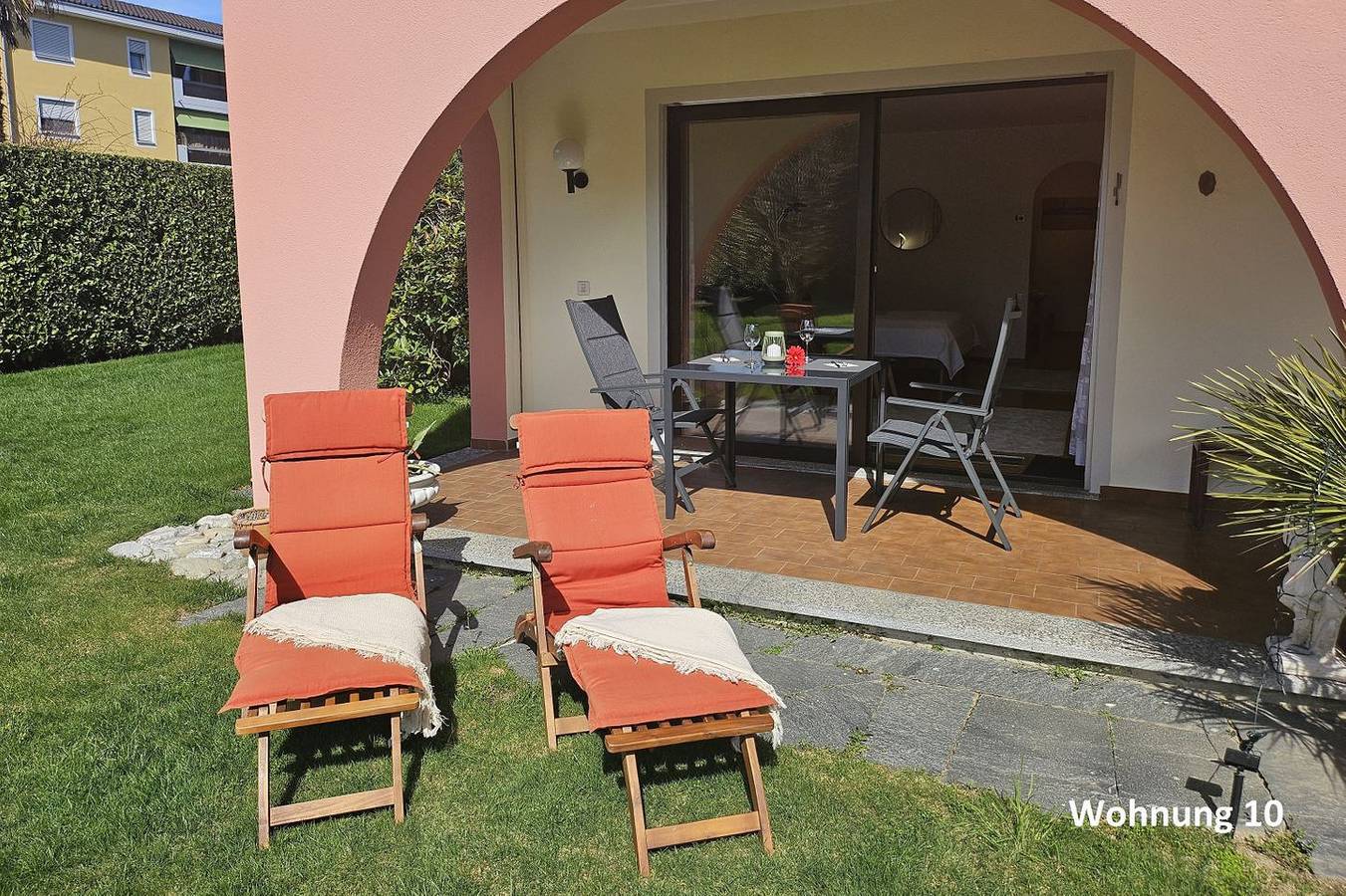 Geheel appartement, Sunny garden apartment with terrace, communal pool, and lawn for sunbathing in Ascona, Ticino Alpen en Verbano
