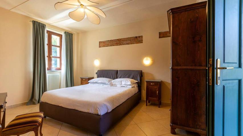 Chambre d’hôte pour 2 personnes, avec vue ainsi que jardin et piscine, animaux acceptés à La Morra