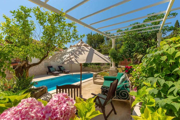 Ferienhaus für 8 Personen, mit Balkon und Balkon/Terrasse sowie Terrasse und Pool in Zaton