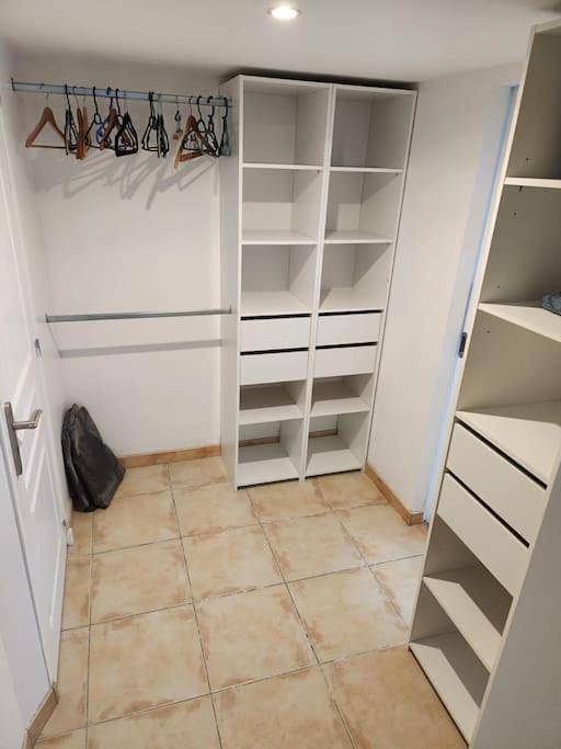 Appartement entier, Two-Bedroom Apartment in Sauvian, Côte méditerranéenne (France)