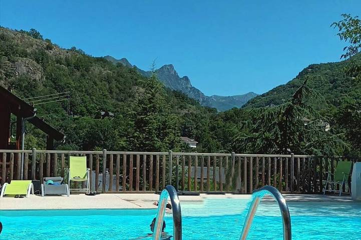 Location de vacances pour 4 personnes, avec terrasse et piscine, animaux acceptés à Ax-les-Thermes