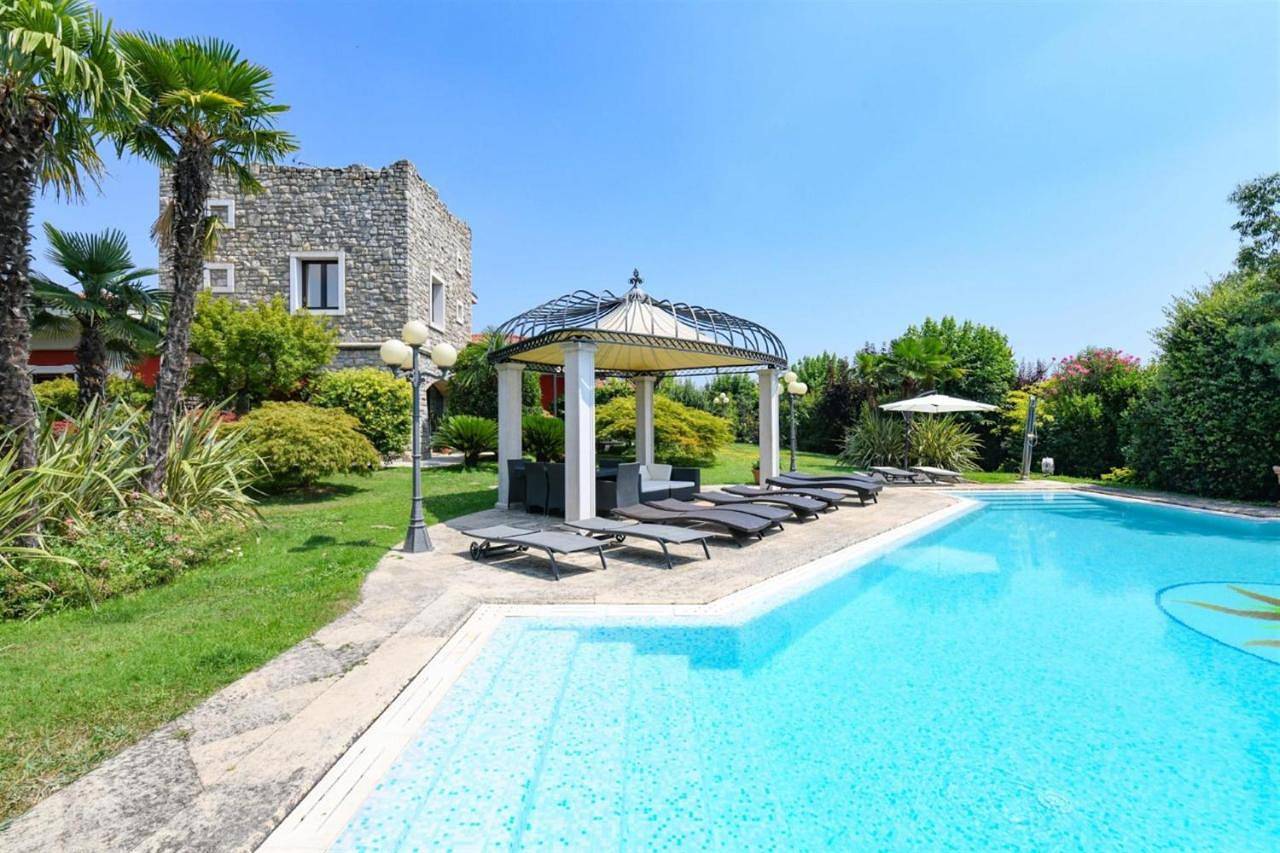 Private Luxury Villa with Pool in Moniga del Garda, Prealpi Gardesane