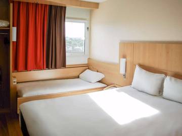 Hôtel pour 2 personnes, avec terrasse et vue ainsi que piscine et vue sur le lac à Vitrolles