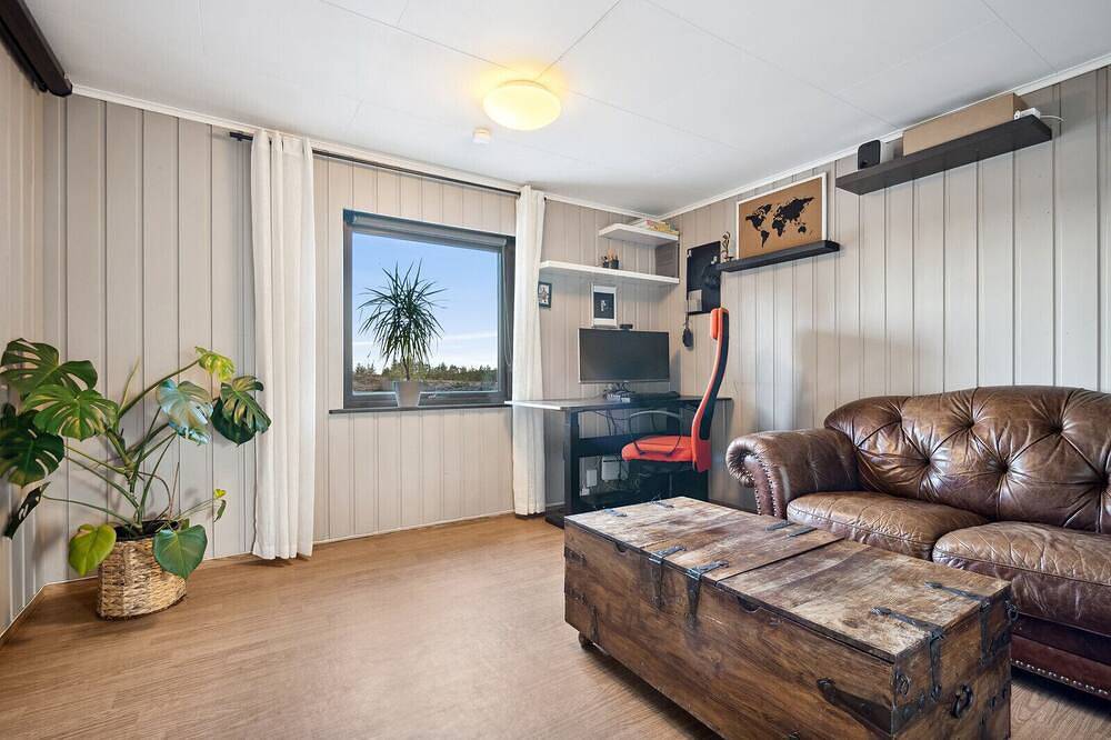 Island Getaway: Sea and Mountain Views in Sandøy, Nördliches Fjordnorwegen
