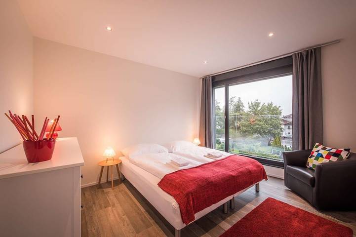 Geheel appartement, Central luxury apartment with stunning views, lift access and wellness area in Interlaken, Meer van Thun