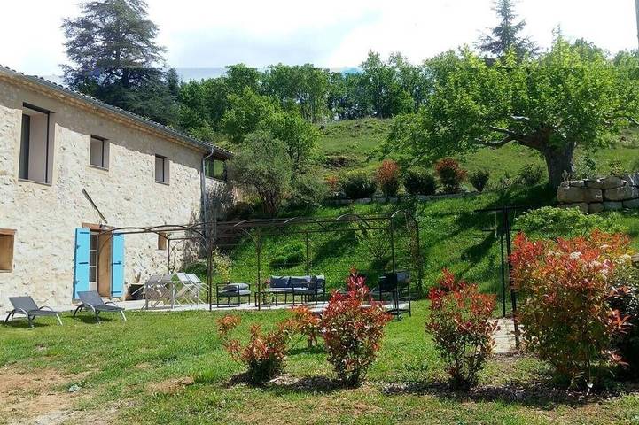 Location de vacances pour 4 personnes, avec jardin et piscine, animaux acceptés à Bevons