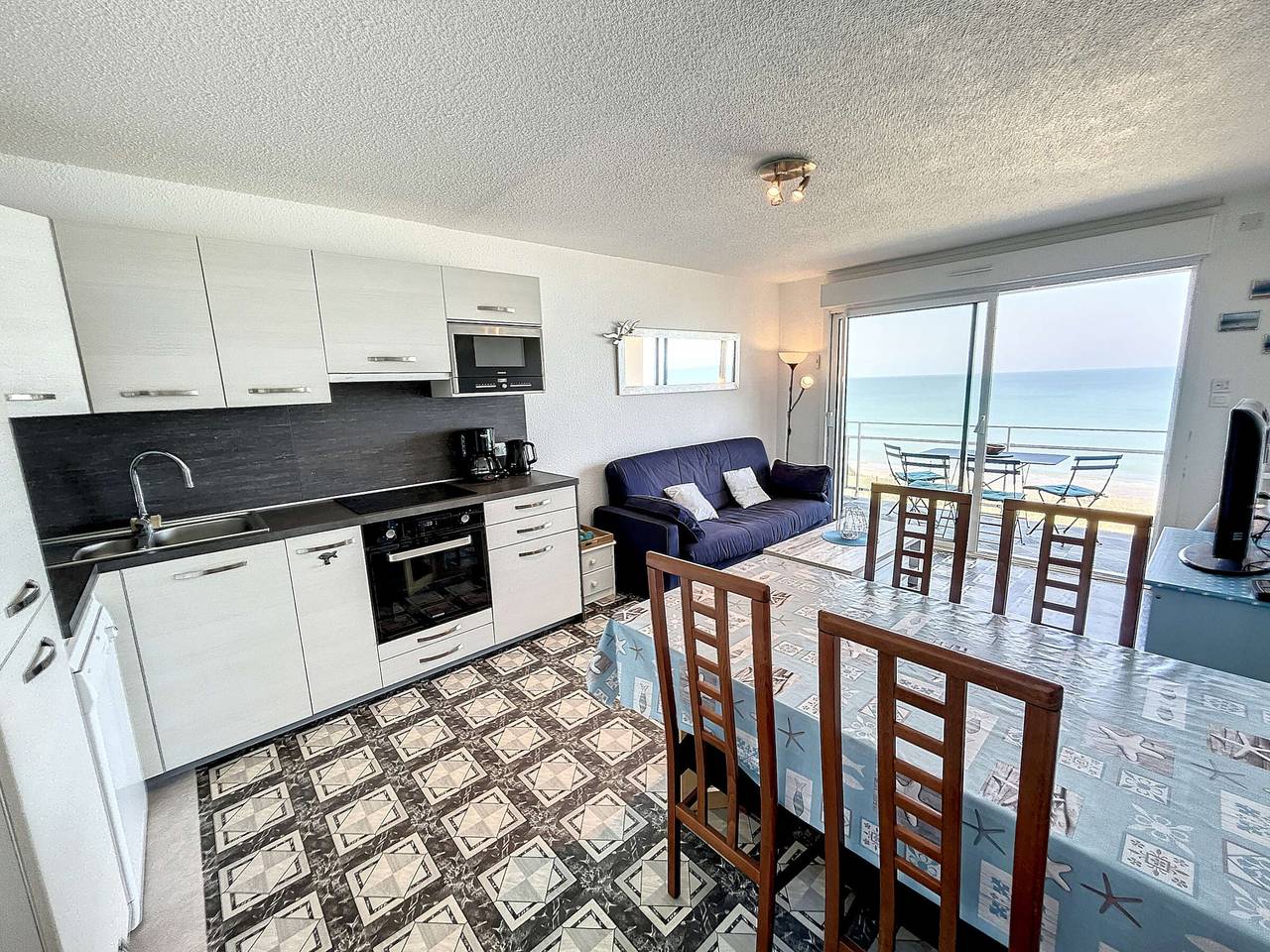 Ganze Wohnung, Apartment am Meer mit Balkon und privatem Parkplatz in Jullouville, Côte de la Déroute