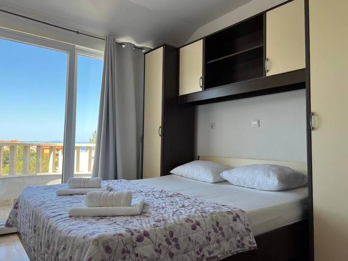 Apartament wakacyjny dla 4 osób, z ogród i taras w Promajna