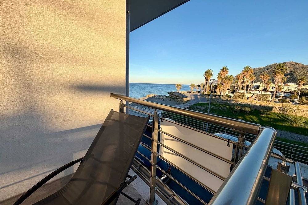 Apartamento entero, Brolo (Me), beachfront apartment with private parking. in Brolo, Provincia de Messina