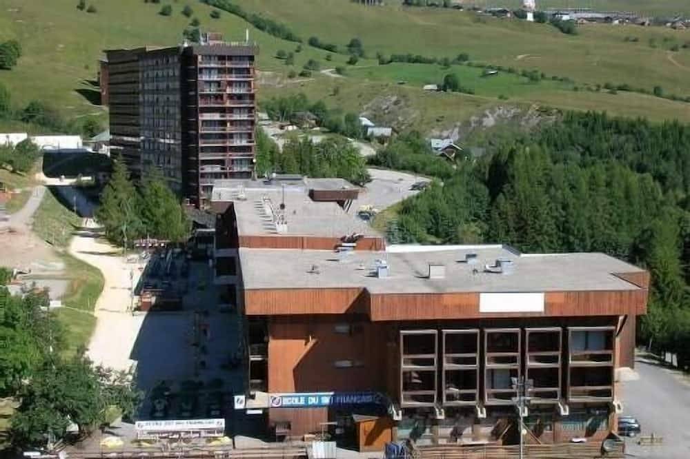 Apartamento entero, Estudio en la pista, medio periodo precio excepto vacaciones escolares in Le Corbier, Villarembert