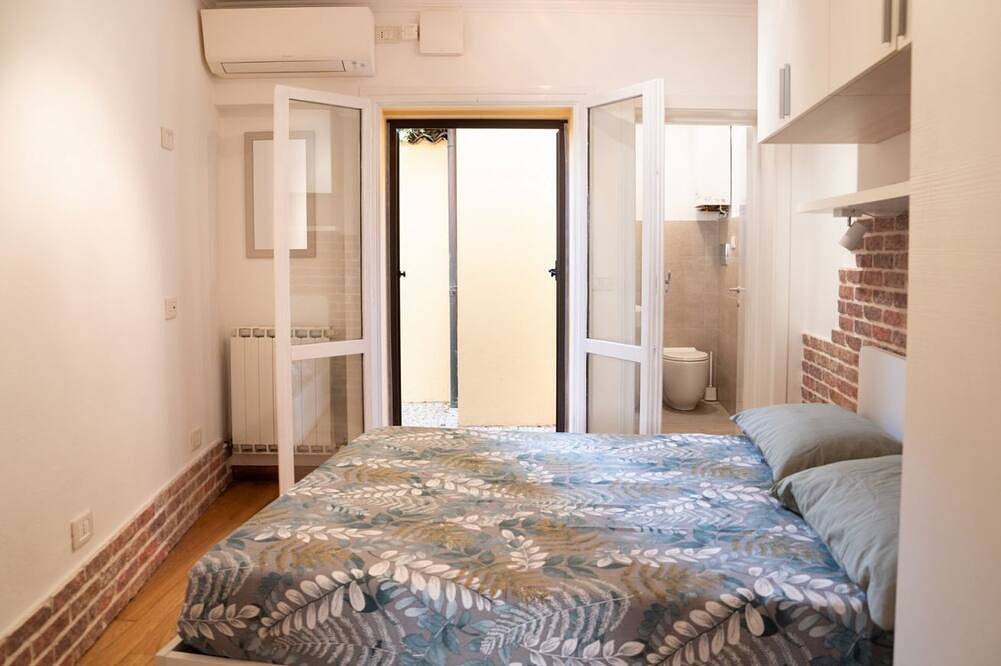 Ganze Wohnung, Comfortable 42 sqm apartment, able to accommodate up to 4 people, located on the ground floor of a building.The property is located a stone's throw from the historic center of Ravenna, in a quiet, residential area full of services. With a short walk you in Ravenna, Ravenna Provinz