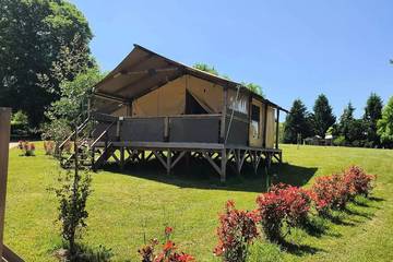 Mobil home pour 5 personnes, avec terrasse et piscine à La Douze