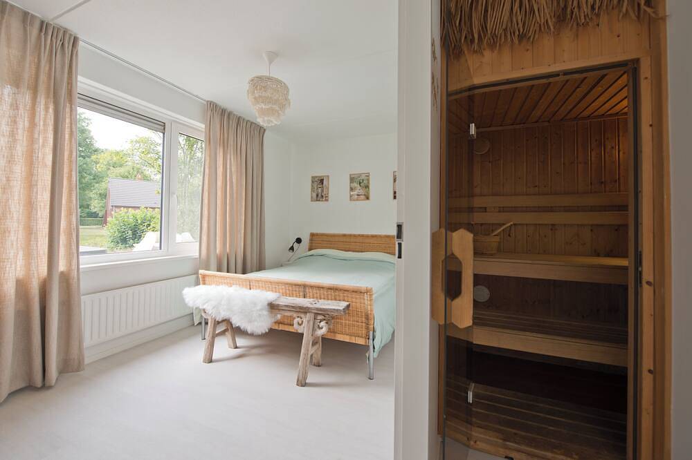 Villa Wellness Retreat 2: Schönes Haus mit Sauna und Whirlpool, Nähe des Waldes! in Hoeven, Halderberge