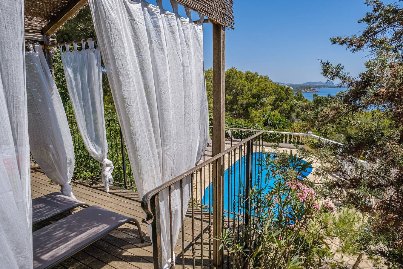 Linda Villa con aire acondicionado y vista al mar, piscina salada, terraza y Wi-Fi; Aparcamiento disponible in Siesta, Santa Eulària des Riu