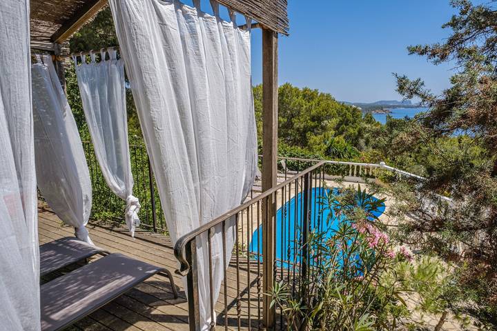 Villa climatisée avec vue sur mer, piscine salée, terrasses et Wi-Fi ; Parking disponible in Sieste, Santa Eulària des Riu