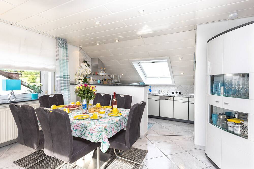 Ganze Wohnung, Ferienwohnung Dachgeschoss (79qm) mit zwei Schlafzimmern in Netphen, Kreis Siegen-Wittgenstein