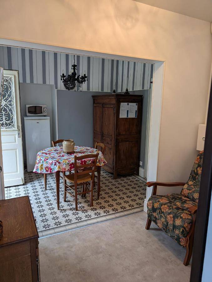 Appartement entier, One-Bedroom Apartment in Évaux-les-Bains, Région d'Aubussargues