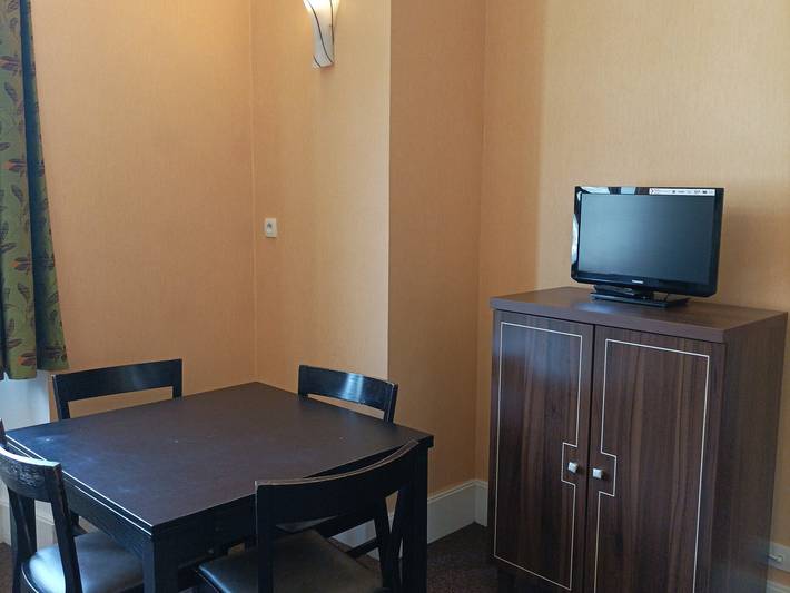 Ganze Wohnung, T3-Wohnung im Schloss mit Pool und Wifi, Haustiere erlaubt, 6 Personen in Jausiers, Nationalpark Mercantour