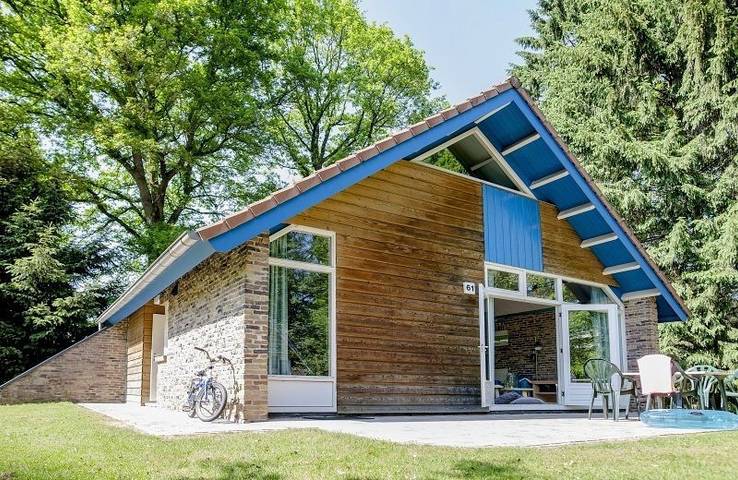 Vakantiepark voor 5 personen, with Balkon/Terras and Terras as well as Tuin and Kinderzwembad in Assen Gemeente
