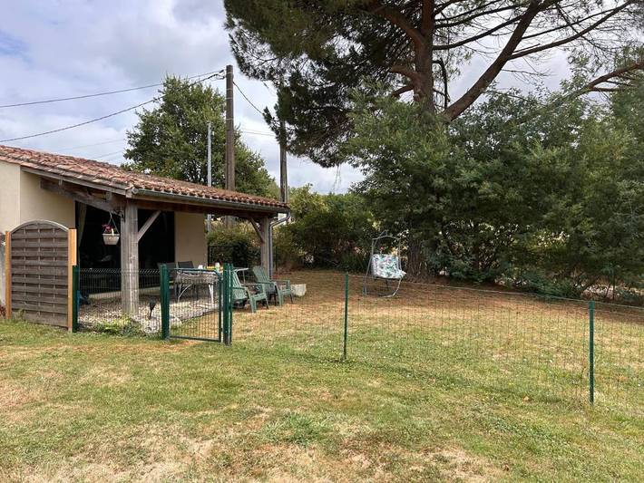 Location de vacances pour 2 personnes, avec vue ainsi que piscine et jardin, animaux acceptés à Saint-Sernin - 2