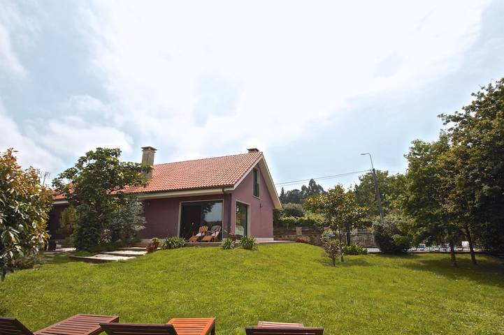Casa de Campo con Piscina Privada y Jardín, Cerca de las Playas, Costa da Morte in Carballo, Provincia de La Coruña