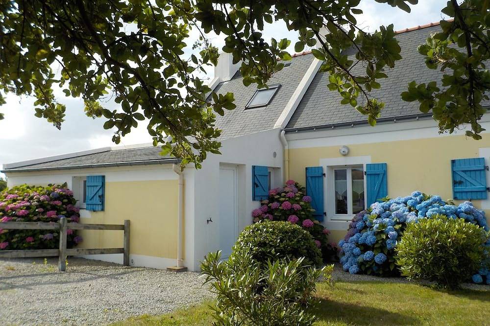 Walking distance to the beach, with a nice wiev on the see and the country. in Locmaria, Côte des Mégalithes