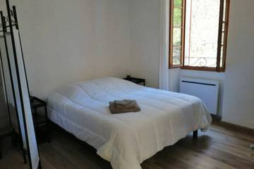 Gîte pour 9 personnes, avec jardin à Courry