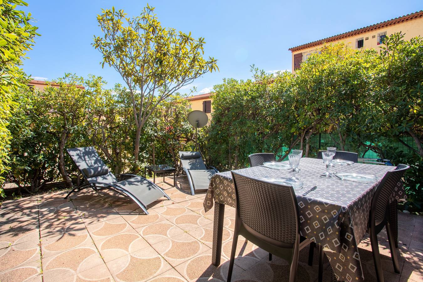 Apartamento entero, Apartamento 'Les Tulipes' con terraza privada, jardín compartido y Wi-Fi in Carqueiranne, Costa mediterránea (Francia)