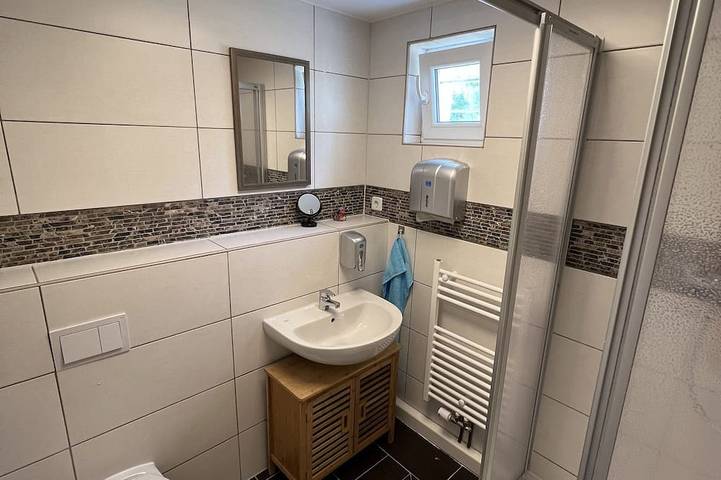 Bungalow, 4 bedrooms, 8 persons, 1.5 bathrooms, large property in Leipzig, Región de Leipzig