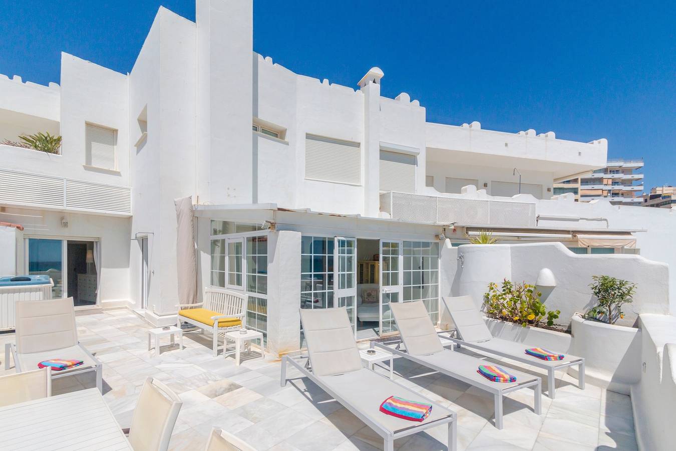 Appartamento intero, Appartamento di lusso con jacuzzi, vista mare, Wi-Fi e aria condizionata in Marbella Centro, Marbella